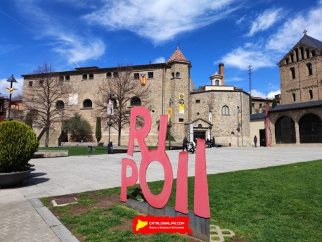 Рождественская ярмарка (Fira de Nadal) в Риполе: свет, музыка и каталонские традиции Ярмарка света, музыки и традиций