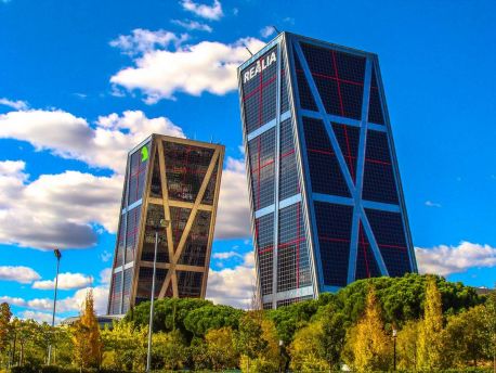 «Ворота Европы» (Puerta de Europa) - современный символ столицы Испании