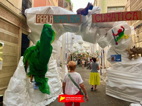Улица Ла Перла (Carrer de la Perla) — «Перла против климатических изменений» (PerlaAnimaladaClimàtica) — Феста Майор де Грасиа 2025 (Festa Major de Gràcia 2025)