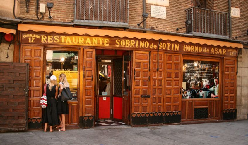 Самые необычные рестораны в Испании, La Cueva del Lobo, Espai Sucre, El Diablo, Dans le Noir, Submarino, Casa Botin