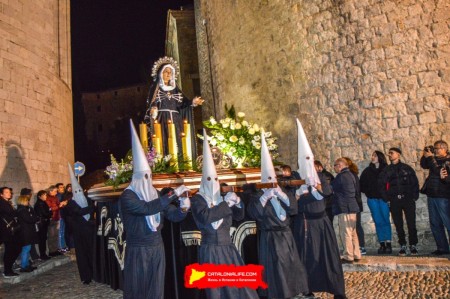 Процессия Святого погребения в Жироне: традиция и братства Страстной недели. Что это за люди в колпакax? Что это за братства? Разбираемся в тайных братствах Жироны. Конгрегация Богоматери Скорбящей (Congregació de la Mare de Déu dels Dolors)