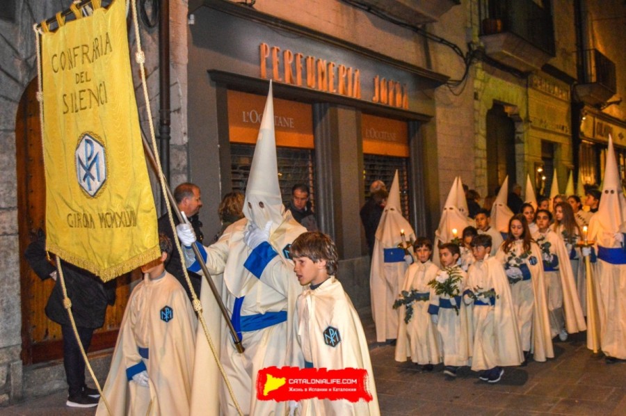 Процессия Святого погребения в Жироне: традиция и братства Страстной недели. Что это за люди в колпакax? Что это за братства? Разбираемся в тайных братствах Жироны. Братство Молчания (Confraria del Silenci)