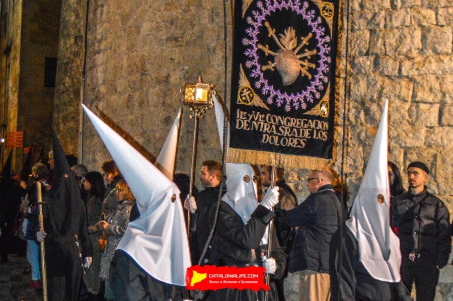 Процессия Святого погребения в Жироне: традиция и братства Страстной недели. Что это за люди в колпакax? Что это за братства? Разбираемся в тайных братствах Жироны. Конгрегация Богоматери Скорбящей (Congregació de la Mare de Déu dels Dolors)