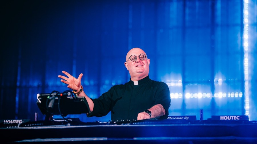 Ряса, винил и техно-молитва: В Барселону едет самый необычный диджей мира — Padre Guilherme!