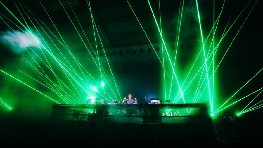 Ряса, винил и техно-молитва: В Барселону едет самый необычный диджей мира — Padre Guilherme!