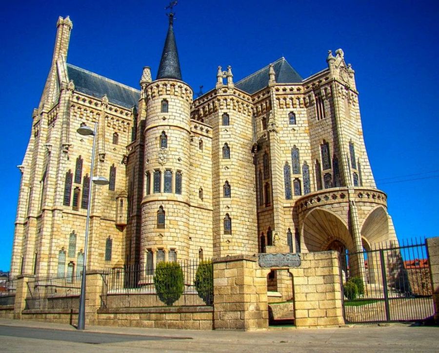 Епископский дворец Асторги / Palacio Episcopal de Astorga . 10 самых красивых дворцов в Испании 