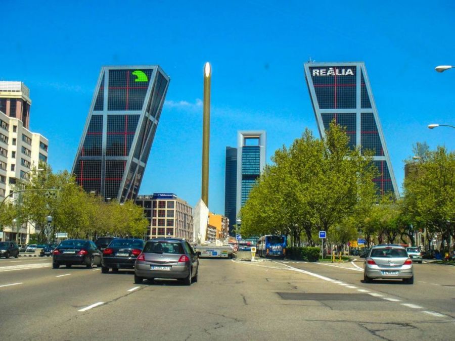 «Ворота Европы» (Puerta de Europa) - современный символ столицы Испании