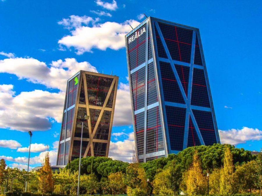«Ворота Европы» (Puerta de Europa) - современный символ столицы Испании