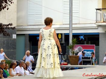 Дефиле в платьях из бумаги в Бланесе 2015 (16a Desfilada de Vestits de Paper a Blanes 2015)