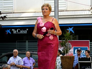 Дефиле в платьях из бумаги в Бланесе 2015 (16a Desfilada de Vestits de Paper a Blanes 2015)