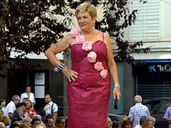 Дефиле в платьях из бумаги в Бланесе 2015 (16a Desfilada de Vestits de Paper a Blanes 2015)
