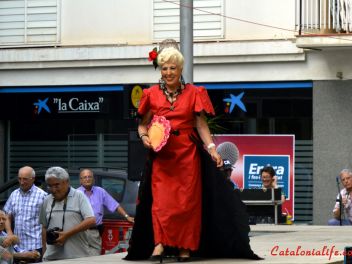 Дефиле в платьях из бумаги в Бланесе 2015 (16a Desfilada de Vestits de Paper a Blanes 2015)