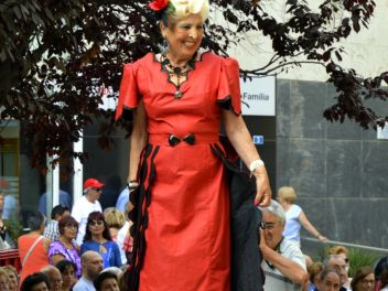 Дефиле в платьях из бумаги в Бланесе 2015 (16a Desfilada de Vestits de Paper a Blanes 2015)