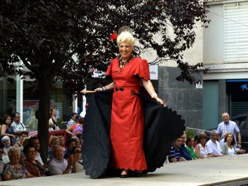 Дефиле в платьях из бумаги в Бланесе 2015 (16a Desfilada de Vestits de Paper a Blanes 2015)