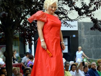 Дефиле в платьях из бумаги в Бланесе 2015 (16a Desfilada de Vestits de Paper a Blanes 2015)