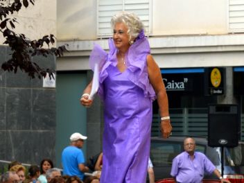 Дефиле в платьях из бумаги в Бланесе 2015 (16a Desfilada de Vestits de Paper a Blanes 2015)