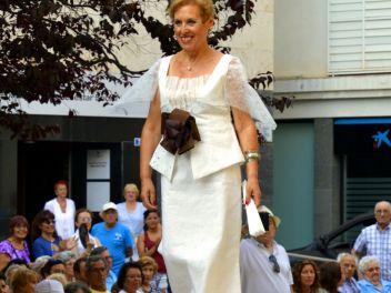 Дефиле в платьях из бумаги в Бланесе 2015 (16a Desfilada de Vestits de Paper a Blanes 2015)