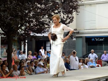 Дефиле в платьях из бумаги в Бланесе 2015 (16a Desfilada de Vestits de Paper a Blanes 2015)