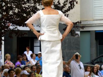 Дефиле в платьях из бумаги в Бланесе 2015 (16a Desfilada de Vestits de Paper a Blanes 2015)