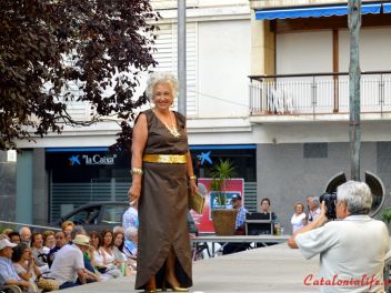 Дефиле в платьях из бумаги в Бланесе 2015 (16a Desfilada de Vestits de Paper a Blanes 2015)