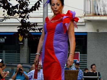 Дефиле в платьях из бумаги в Бланесе 2015 (16a Desfilada de Vestits de Paper a Blanes 2015)