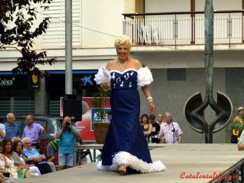 Дефиле в платьях из бумаги в Бланесе 2015 (16a Desfilada de Vestits de Paper a Blanes 2015)