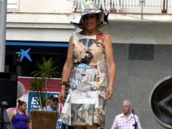Дефиле в платьях из бумаги в Бланесе 2015 (16a Desfilada de Vestits de Paper a Blanes 2015)
