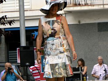 Дефиле в платьях из бумаги в Бланесе 2015 (16a Desfilada de Vestits de Paper a Blanes 2015)