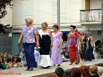 Дефиле в платьях из бумаги в Бланесе 2015 (16a Desfilada de Vestits de Paper a Blanes 2015)