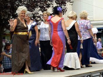 Дефиле в платьях из бумаги в Бланесе 2015 (16a Desfilada de Vestits de Paper a Blanes 2015)
