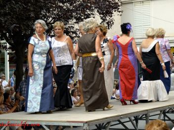Дефиле в платьях из бумаги в Бланесе 2015 (16a Desfilada de Vestits de Paper a Blanes 2015)