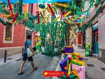Улица Хоан Бланкес де Байш (Carrer de Joan Blanques de Baix): «Сант Медиар в августе» — дань уважения другой крупной фиесте Грасии. (‘Sant Medir a l’agost’. Un homenatge a l’altra festa gran de Gràcia.) - Феста Майор де Грасиа 2024 (Festa Major de Gràcia 2024)