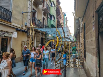 Улица Травессия де Сант Антони (Travessia de Sant Antoni): «Астральный переход» — мир астрологии и знаков зодиака. (‘Travessia astral’. El món de l’astrologia i els signes del zodíac.) - Феста Майор де Грасиа 2024 (Festa Major de Gràcia 2024)