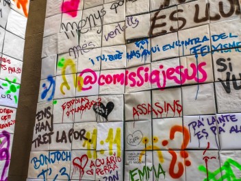 Улица Хесус (Carrer de Jesús): «Дискотека психоделии» — атмосфера дискотеки времён психоделии. (‘Discodèlia’. Una discoteca en èpoques de psicodèlia.) - Феста Майор де Грасиа 2024 (Festa Major de Gràcia 2024)
