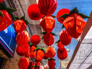 Улица Фратернитат де Байш (Carrer de Fraternitat de Baix): «Оригами» — органические и геометрические формы, созданные с помощью искусства работы с бумагой. (‘Papiroflèxia’. Formes orgàniques i geomètriques segueixen la tècnica del treball del paper.) - Феста Майор де Грасиа 2024 (Festa Major de Gràcia 2024)