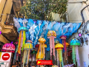 Улица Тордера (Carrer de Tordera): «Медузы» — украшение, состоящее из косяка медуз. (‘Medises’. Un banc de meduses per la festa major.) - Феста Майор де Грасиа 2024 (Festa Major de Gràcia 2024)