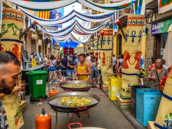 Улица Пуйгмарти (Carrer de Puigmartí): «Путь рисует твою судьбу» — погружение во вселенную и культуру Древнего Египта. (‘El camí et dibuixa el destí’. Una immersió en l’univers i la cultura de l’Antic Egipte.) - Феста Майор де Грасиа 2024 (Festa Major de Gràcia 2024)