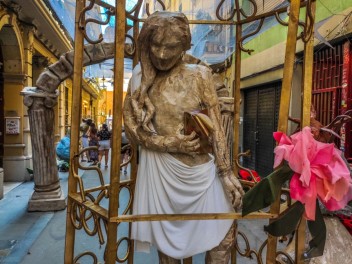 Улица Травессия де Сант Антони (Travessia de Sant Antoni): «Астральный переход» — мир астрологии и знаков зодиака. (‘Travessia astral’. El món de l’astrologia i els signes del zodíac.) - Феста Майор де Грасиа 2024 (Festa Major de Gràcia 2024)