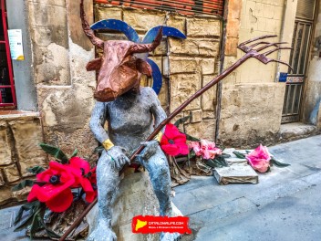 Улица Травессия де Сант Антони (Travessia de Sant Antoni): «Астральный переход» — мир астрологии и знаков зодиака. (‘Travessia astral’. El món de l’astrologia i els signes del zodíac.) - Феста Майор де Грасиа 2024 (Festa Major de Gràcia 2024)