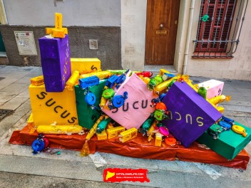 Улица Хоан Бланкес де Байш (Carrer de Joan Blanques de Baix): «Сант Медиар в августе» — дань уважения другой крупной фиесте Грасии. (‘Sant Medir a l’agost’. Un homenatge a l’altra festa gran de Gràcia.) - Феста Майор де Грасиа 2024 (Festa Major de Gràcia 2024)