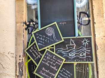 Улица Сьюдад Реаль (Carrer de Ciudad Real): «Республиканская школа» — дань уважения школам и библиотекам, функционировавшим во время Второй Испанской Республики. (‘Escola republicana’. Un homenatge a les escoles i els bibliobusos que van funcionar durant la República.) - Феста Майор де Грасиа 2024 (Festa Major de Gràcia 2024)