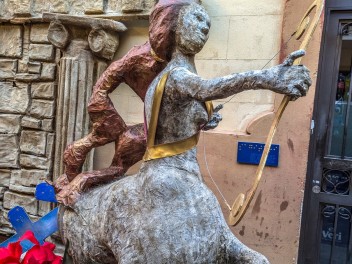 Улица Травессия де Сант Антони (Travessia de Sant Antoni): «Астральный переход» — мир астрологии и знаков зодиака. (‘Travessia astral’. El món de l’astrologia i els signes del zodíac.) - Феста Майор де Грасиа 2024 (Festa Major de Gràcia 2024)