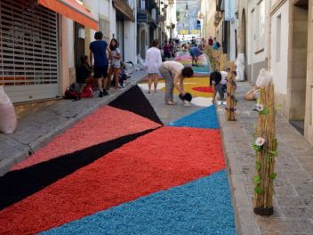 Ковры из цветов в Бланесе,Estores de Flors de Raval en Blanes, CATIFES DE FLORS NATURALS a Blanes 