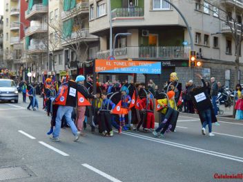 Фотоотчет с праздничного карнавала в Барселоне на улице Сантс (Sants) от 25.02.2017 (Гран-Руа-де-Карнавал де Сантс)