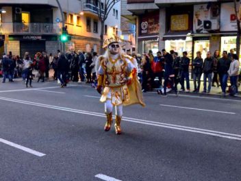 Фотоотчет с праздничного карнавала в Барселоне на улице Сантс (Sants) от 25.02.2017 (Гран-Руа-де-Карнавал де Сантс)