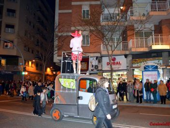 Фотоотчет с праздничного карнавала в Барселоне на улице Сантс (Sants) от 25.02.2017 (Гран-Руа-де-Карнавал де Сантс)