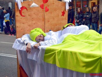Фотоотчет с праздничного карнавала в Барселоне на улице Сантс (Sants) от 25.02.2017 (Гран-Руа-де-Карнавал де Сантс)