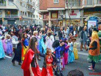 Фотоотчет с праздничного карнавала в Барселоне на улице Сантс (Sants) от 25.02.2017 (Гран-Руа-де-Карнавал де Сантс)
