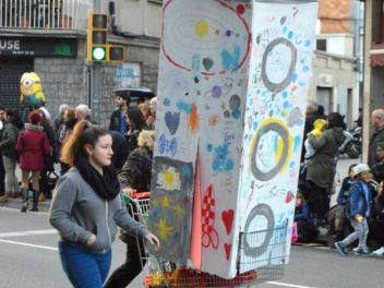 Фотоотчет с праздничного карнавала в Барселоне на улице Сантс (Sants) от 25.02.2017 (Гран-Руа-де-Карнавал де Сантс)