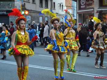 Фотоотчет с праздничного карнавала в Барселоне на улице Сантс (Sants) от 25.02.2017 (Гран-Руа-де-Карнавал де Сантс)